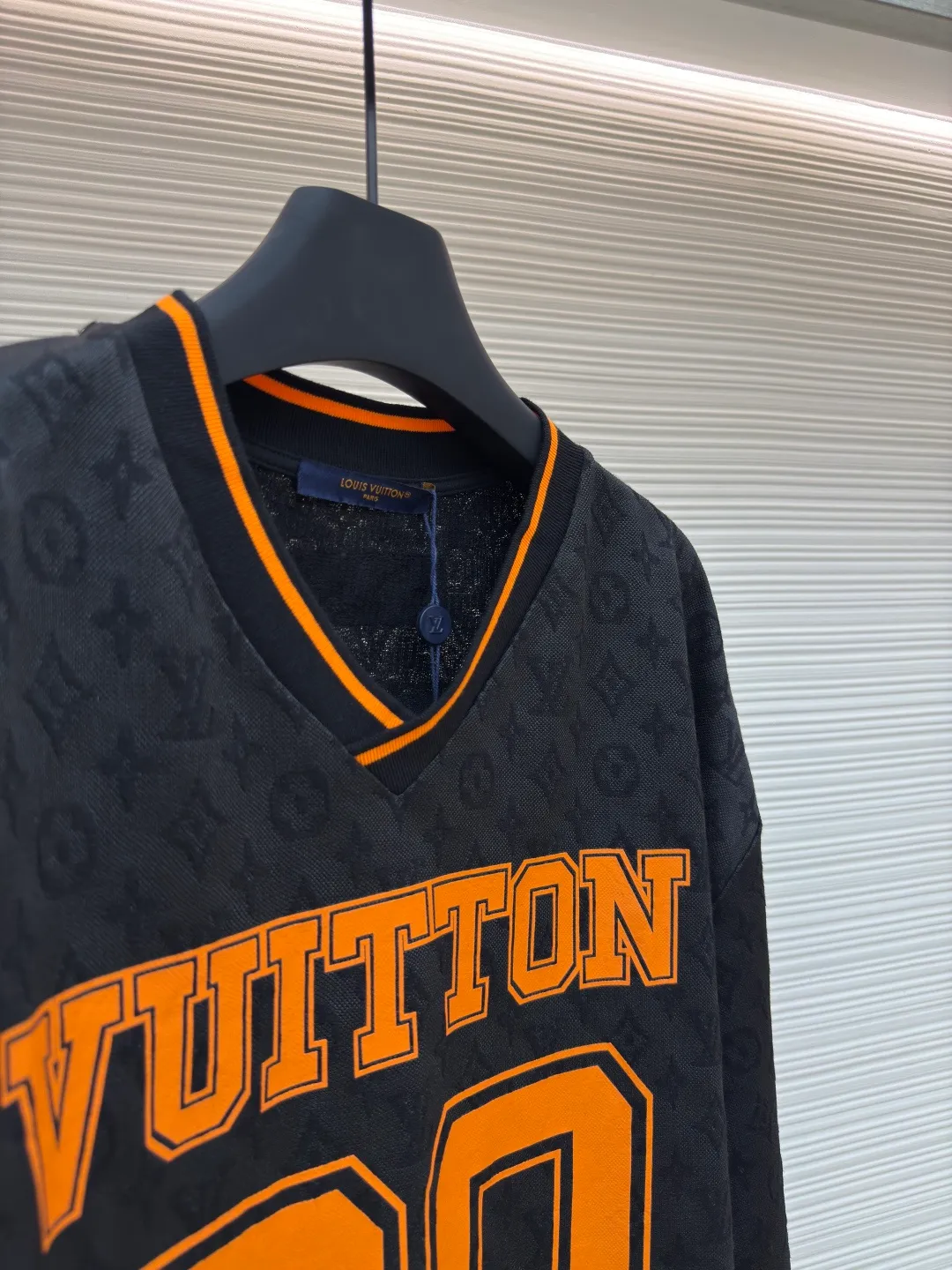 LOUIS VUITTON presbyopic mid-sleeve ●Authentic product: purchased and developed at 7850 ●Item number: 1680185-A20 ●Fabric: double-ply ring-spun pure cotton yarn fabric ●Technology: made on positioning cutting machine ●Version: fitted version ●Weight: about 375 grams ●Size: XS-S-M-L ●Description: The fabric is made of 150D/48F polyester special-shaped optical long fiber yarn + 40-count double-strand ring-spun pure cotton. A 24-needle cylindrical jacquard loom imported from Italy is used to weave the embryonic fabric. The embryonic cloth is washed in a vat and shaped into finished fabric. It is made of Infrared cutting machine is used for typesetting, and the positioning flower letter logo is cut by hand. The front and back panels are screen printed with a positioning elliptical machine, and an 80-mesh mechanical screen is used to open the screen. The thermosetting oil material is mixed with a matte paint surface, and it is matched with 26s cotton yarn-dyed ribbing. The overall wiring is straight and delicate, the fabric is comfortable and soft, and the color is consistent without color difference. It can be matched with the same style to create a fashionable look and control various occasions. Customized accessories, complete with three standards, same style for men and women!